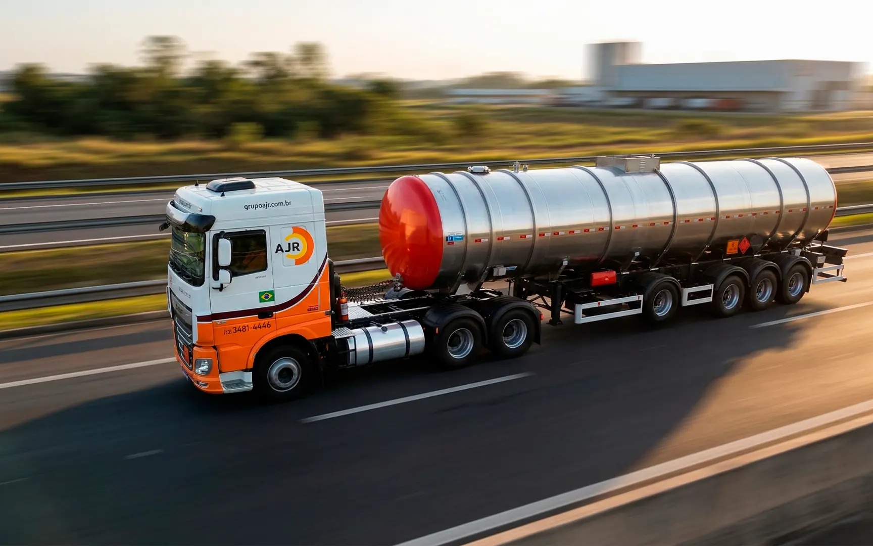 Caminhão-tanque da AJR Transportes em movimento na rodovia