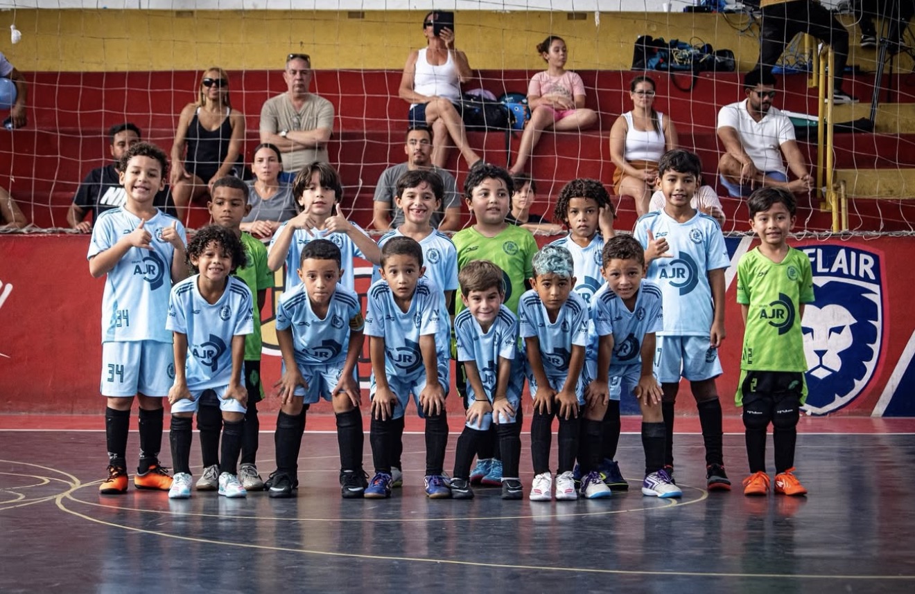 Equipe de futsal infantil patrocinada pela AJR Transportes