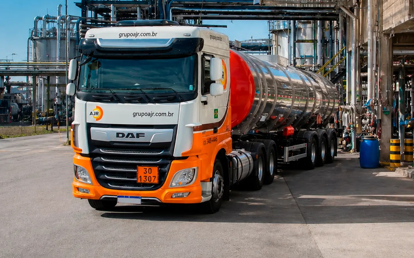 Caminhão-tanque da AJR Transportes em carregamento em terminal industrial