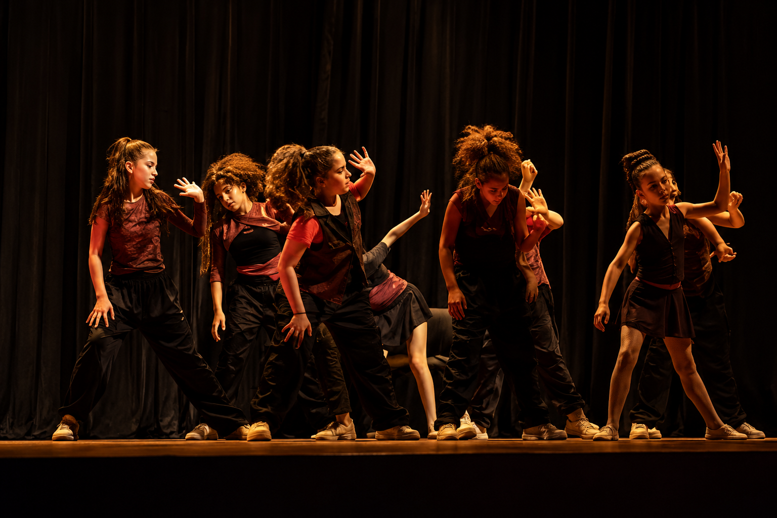 Grupo cultural de dança em apresentação incentivada pela AJR Transportes