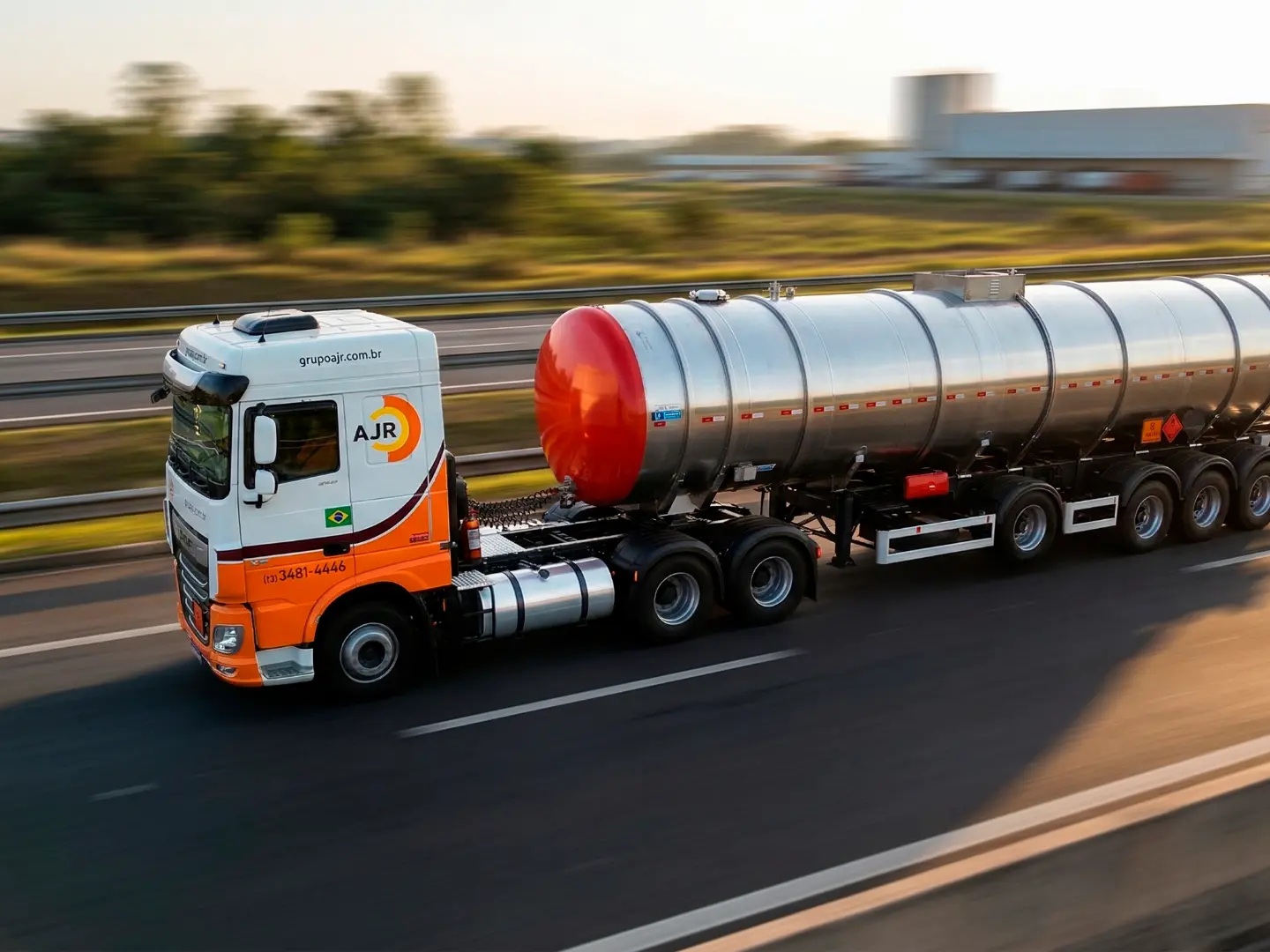 Caminhão-tanque da AJR Transportes em operação rodoviária