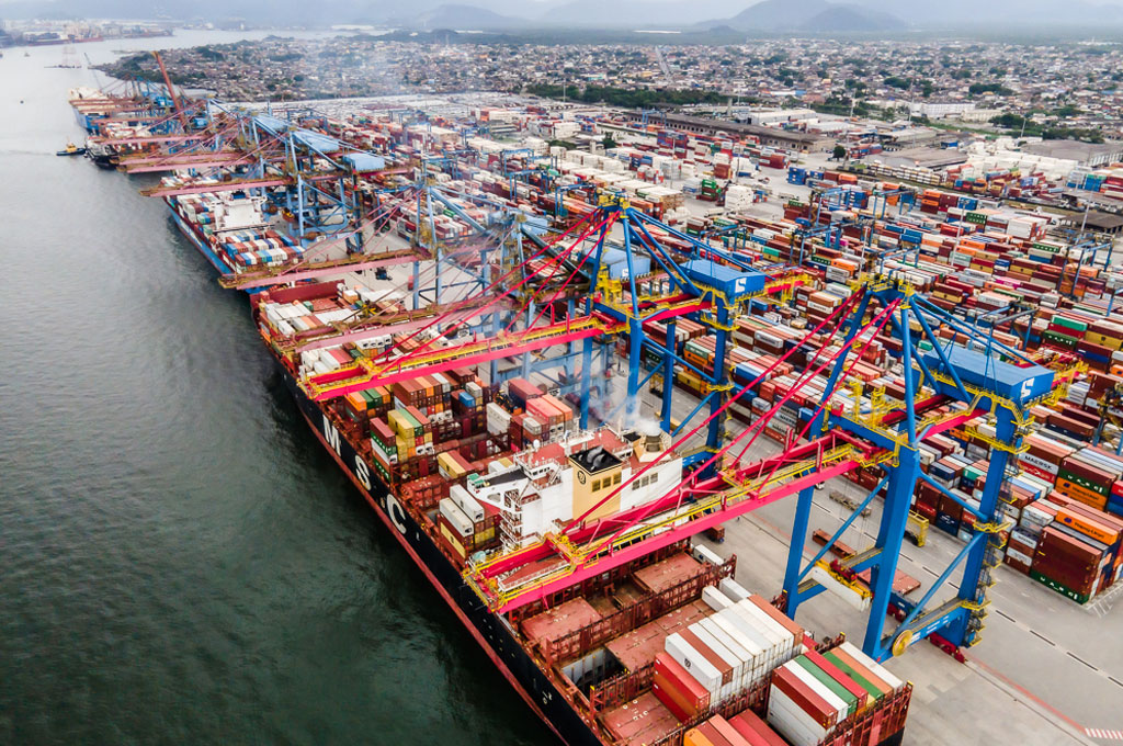 Vista aérea do Porto de Santos com navio cargueiro e contêineres