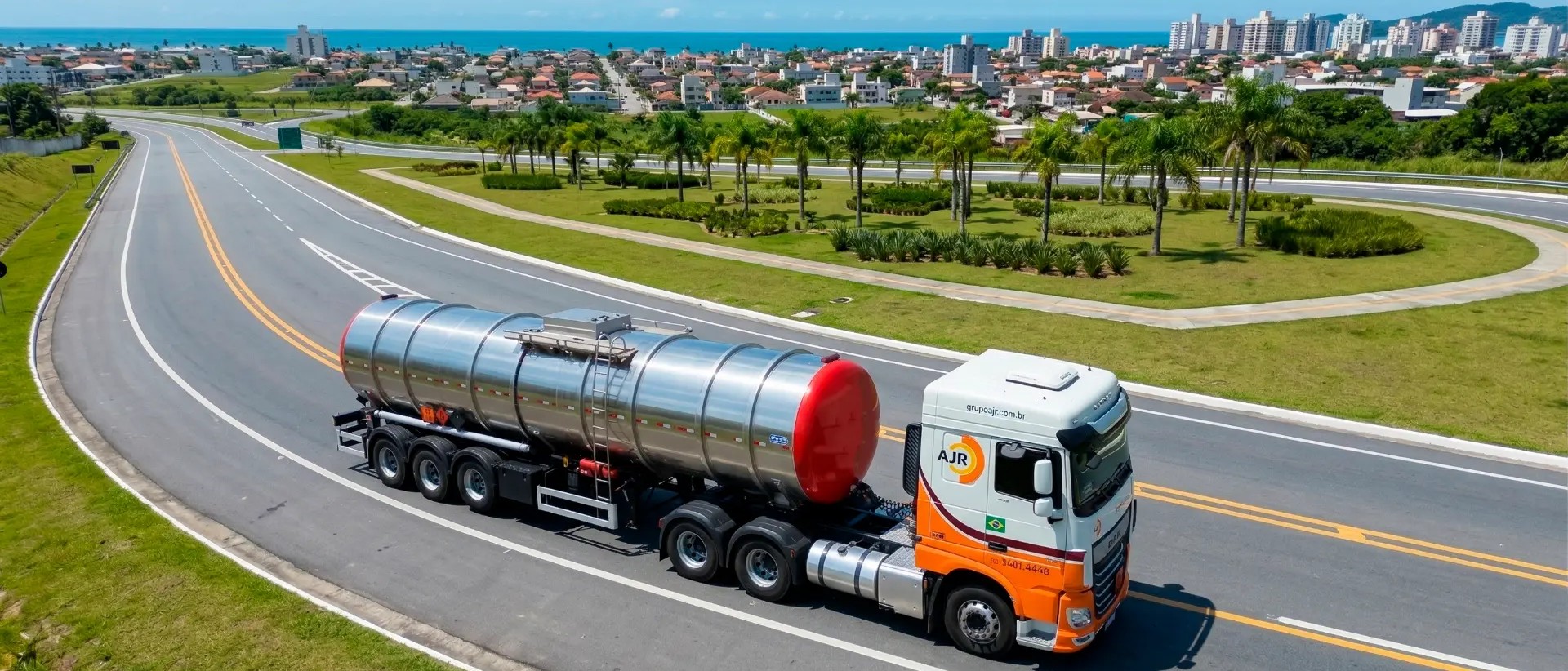 Caminhão-tanque da AJR em rodovia litorânea