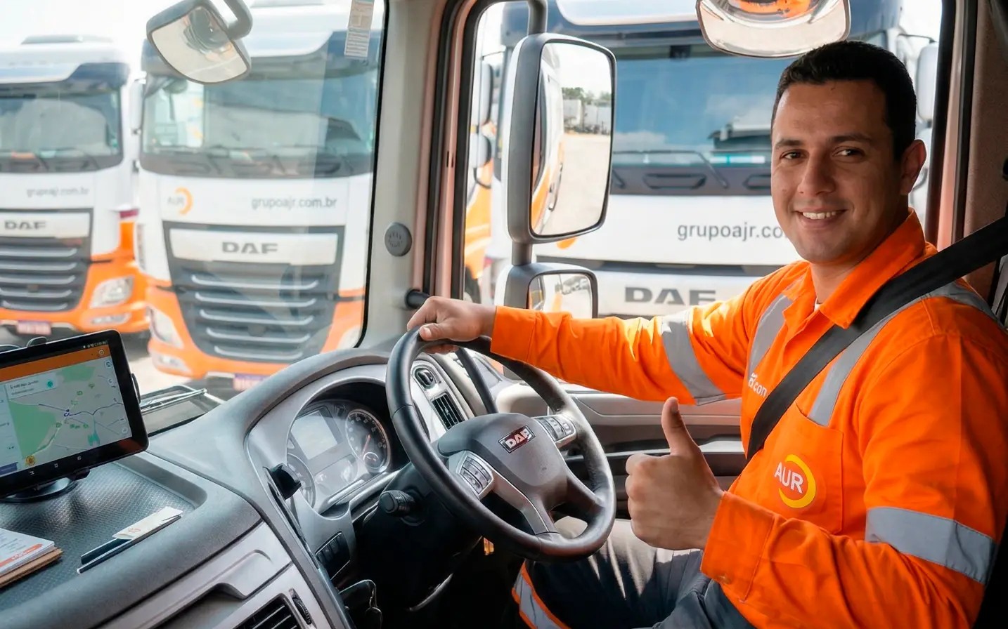 Motorista da AJR no interior de um caminhão DAF