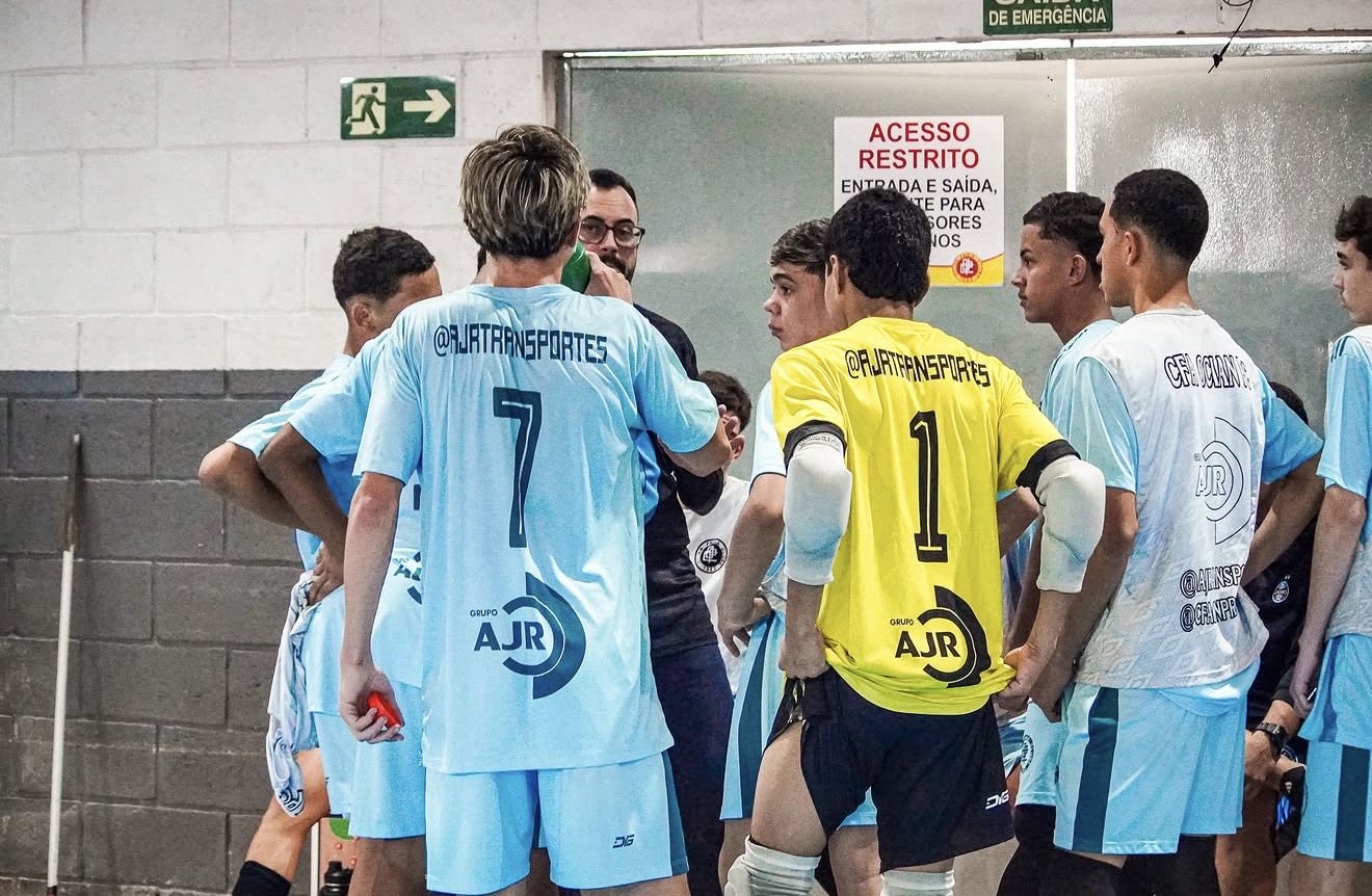 Atletas da equipe apoiada pela AJR Transportes durante orientação técnica